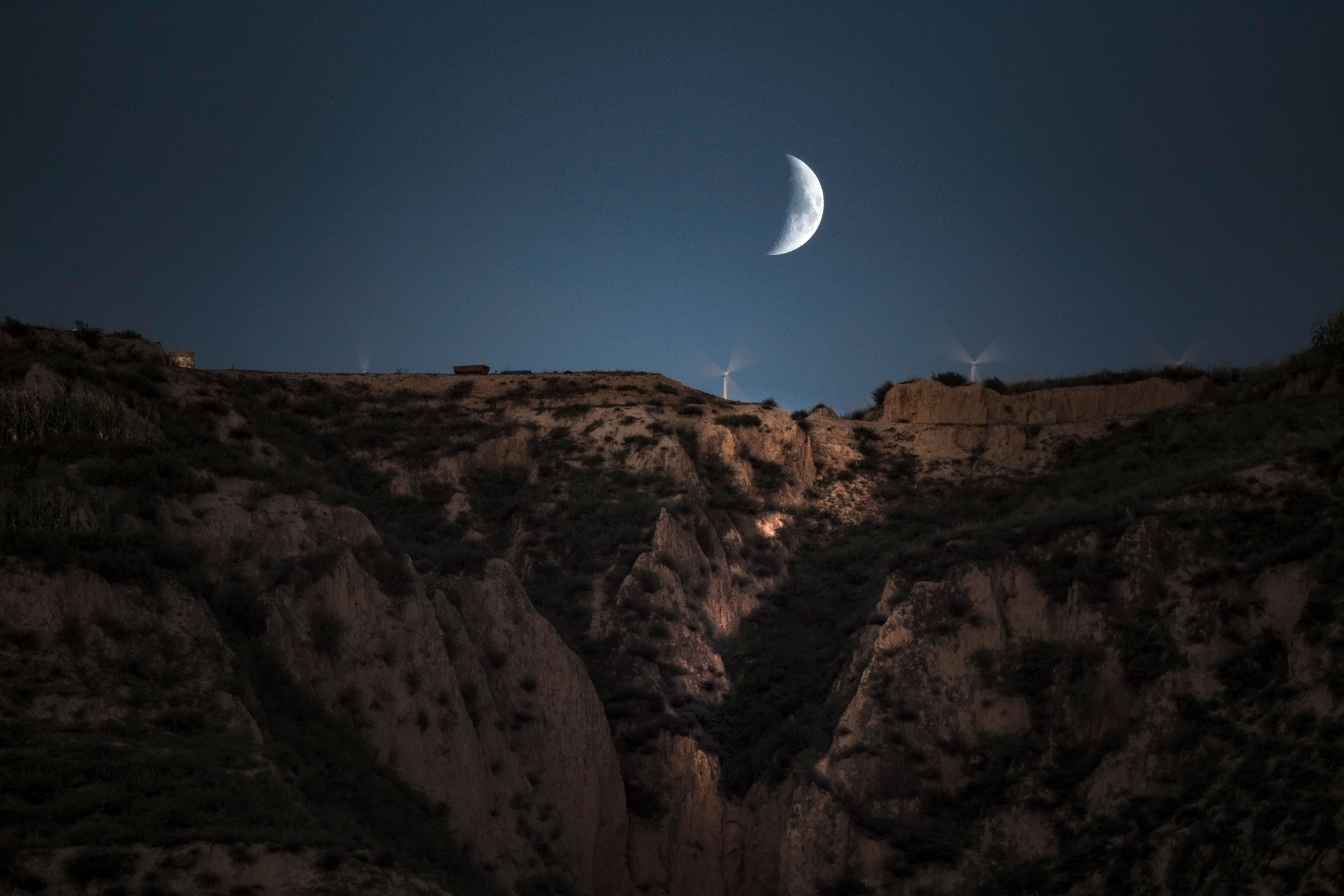 月下吕梁山.jpg